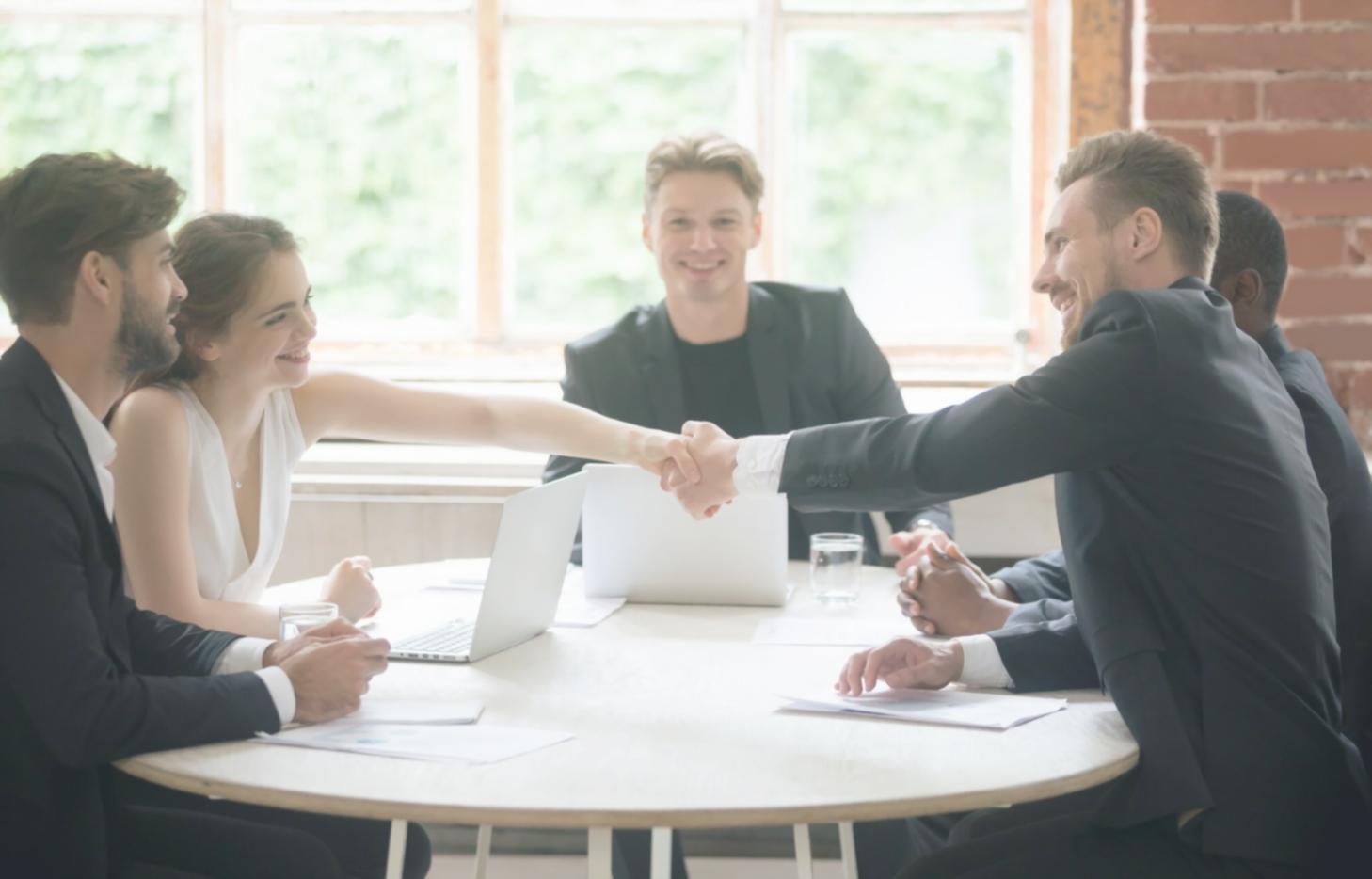 Équipe luverolanee en réunion de travail collaboratif
